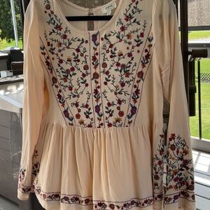 NWOT UMGEE TOP..SIZE S..BUTTON ON BACK..LONG SLEEVES..EMBROIDERED